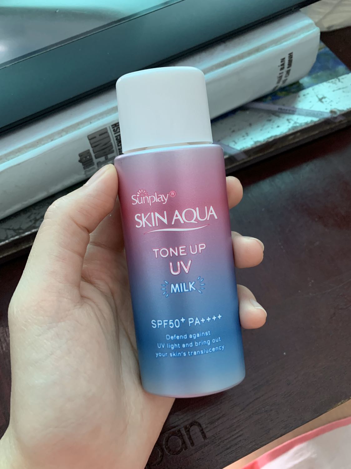 Mình da hhtd, bị vài cục mụn, nhưng xài vẫn bth. Trước mình hay xài nắp vàng mà ko còn thấy size lớn trên mọi shop nữa. Mình xài thử loại này, thấm khá nhanh, hơi nâng tông da mặt chút, bôi nhiều có thể bị trắng lố xí 😂 nhưng 1 hồi nó bớt trắng, chống nắng khá tốt, mùi ko quá nồng. Kiềm dầu dc tầm 3 tiếng. Mình nghĩ nếu ko hoạt động hay ở ngoài nắng, có thể lâu hơn.