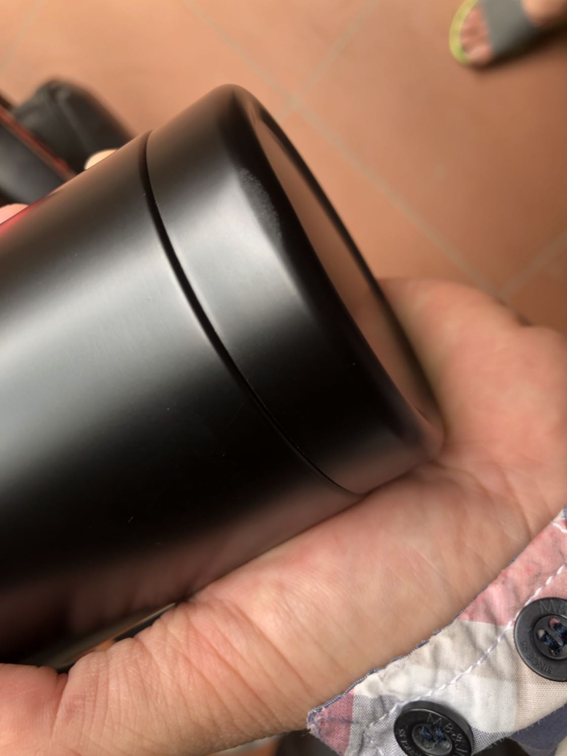 Giao hàng nhanh 
Nhân viên nhiệt tình lễ phép
Hàng đúng quảng cáo
Chủ yếu lấy cái cốc nên khá hài lòng, cốc to đẹp đúng màu đen mình thích
Tuy nhiên hơi méo phần đáy nhưng không sao
Pepsi thì không quan trọng
Sẽ mua tiếp vì lầm đầu mua thấy ok hơn Shoppe hay *** cái khoản giao siêu nhanh