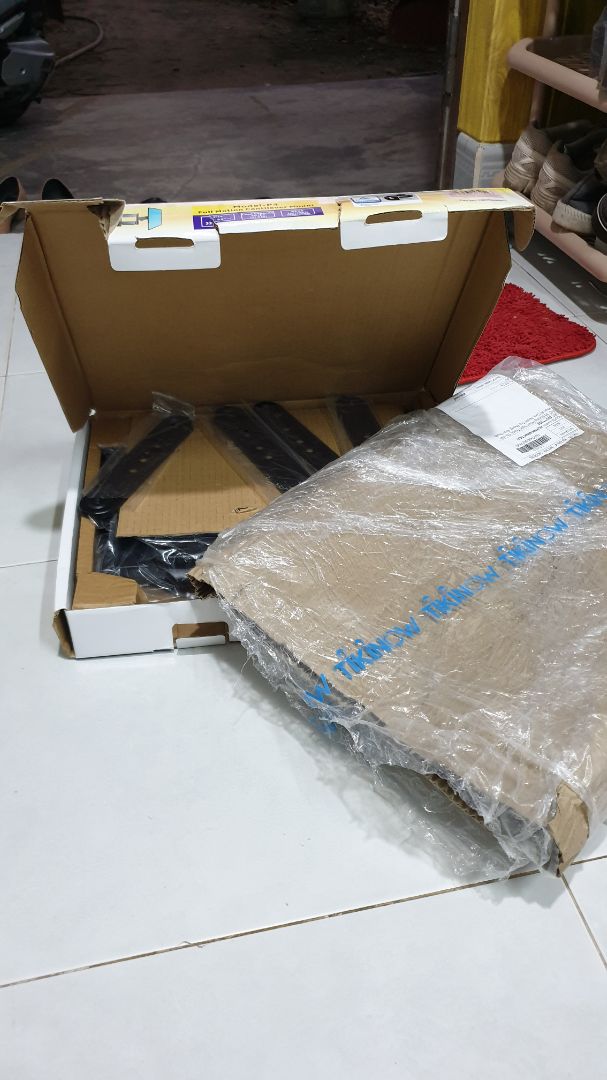 khi tôi nhận được kiện hàng như có dấu hiệu đã tháo mở,hộp rách rưới, kể cả bao phụ kiện cũng đã xé rách,rơi rớt đinh vít ra ngoài(không biết là còn đủ hay ko ?)thật sự ko hài lòng với đơn hàng này của tiki