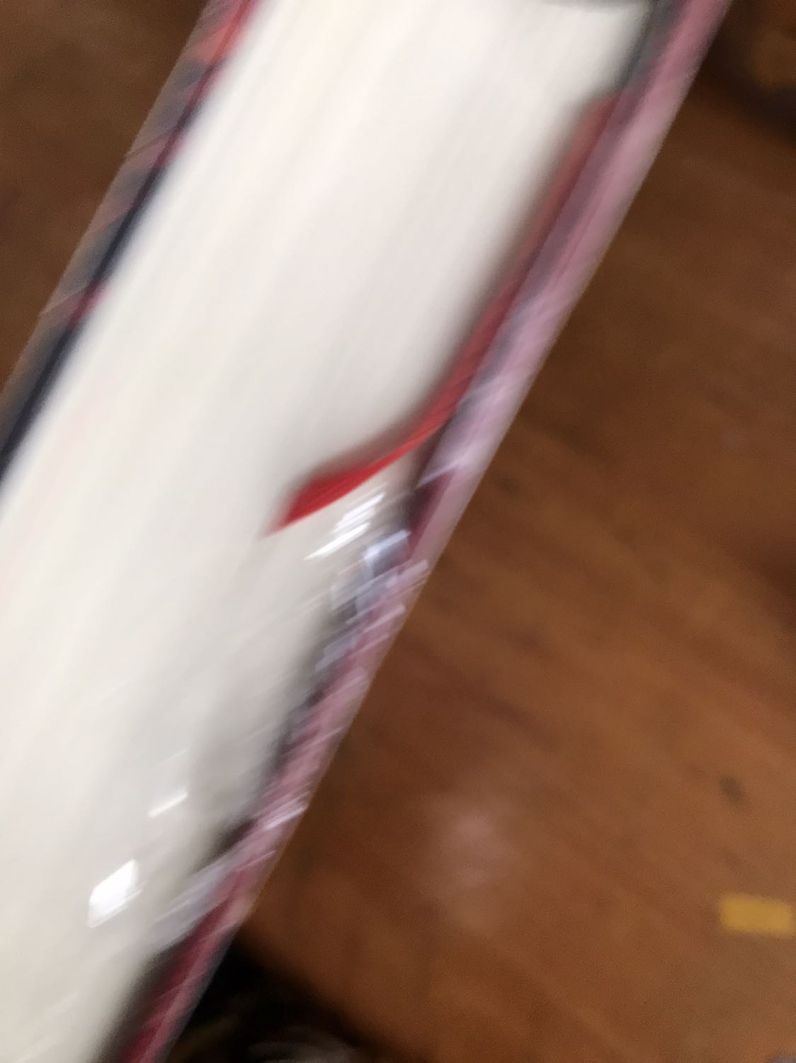 Thực sự dạo gần đây Fahasa làm mình thất vọng cực kì. Lần trước mua quyển Chiết Chi lỗi trang sách xuất bản bị hư một đoạn sách. Mình đã hỏi về quy định đổi trả nhưng rất lâu mới thấy fahasa hồi âm là gửi khiếu nại lên tiki. Thì lúc mình nhắn tiki kêu phải có video quay khui hàng và mình không có nên tiki không hoàn đổi trả cho dù là lỗi do nhà sản xuất. Kế đến mua quyển Battle Royal còn seal nhưng gáy đã bung hết keo. Đến quyển này, mình mua cả giá gần với giá gốc mà trang sách bị bấm móng tay cho dù chưa khui seal như hình. Mình thắc mắc có phải sách tồn không seal rồi Fahsa tự đóng seal rồi bán cho khách không. Lần này coi như lần cuối mình mua hàng. Thật sự không vui vẻ một chút nào. Nhất quá tam