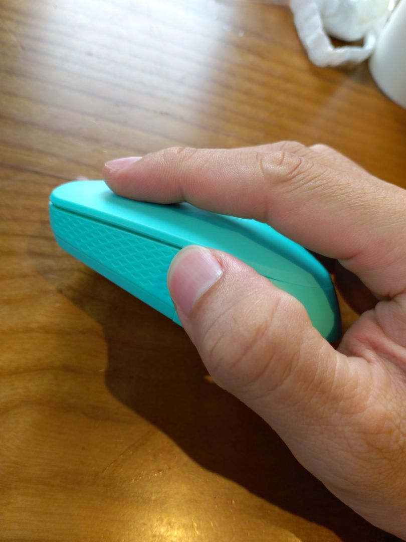 Chuột kết nối Bluetooth, wireless giá rẻ, chất liệu phủ nhám sờ rất đã, nhưng dễ bẩn, kết nối hơi khó, do đèn nháy báo ở mặt trên, chuột nhỏ nên nhẹ, ko bám theo di chuyển như người dùng muốn 100%