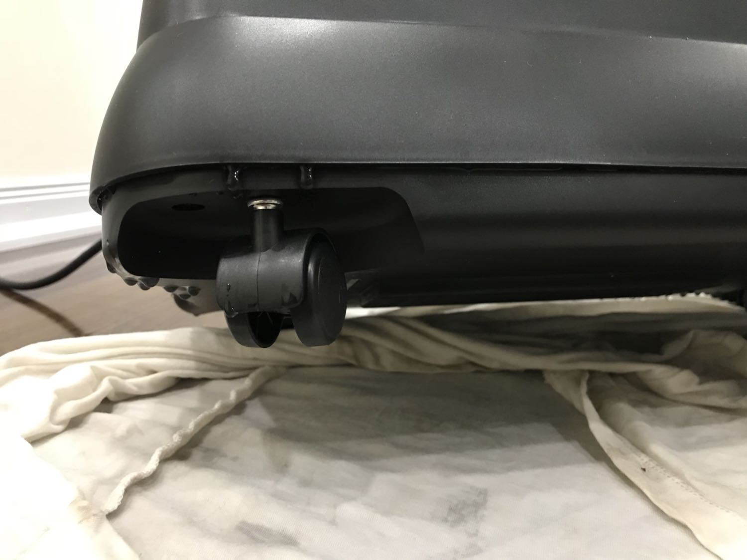 Hàng sx từ 2015 hình như tồn kho giờ vẫn giao cho khách. Về sử dụng thì nước bị rò rỉ từ tất cả các khe xung quanh bình chứa chảy ra ngoài. Tôi muốn được đổi sản phẩm mới.