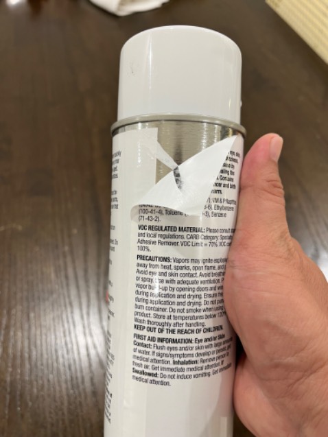 Nghi ngờ về nguồn gốc, xuất xứ của sản phẩm. Tên sản phẩm không được in lên vỏ chai mà được dán bằng tờ giấy rời. Tờ giấy dán cũng rất cẩu thả, lệnh trên lệch dưới như trên hình.