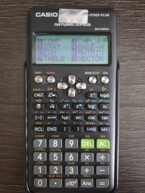Máy như hình và có kèm tem bảo hành.
Sau 1 tuần sử dụng, mình thấy 570ES- PLUS có triết lý thiết kế trái ngược hẳn với dòng 991EX. Giao diện người dùng của 991EX có rất nhiều menu và hầu như luôn phải vô menu khi tính toán; còn ở 570ES, các chức năng hầu như được đưa ra ngoài bàn phím. Mình nghĩ máy này phù hợp với những ai đã quen với các ký hiệu toán học và thích tốc độ chứ không cần menu dẫn đường chi li.