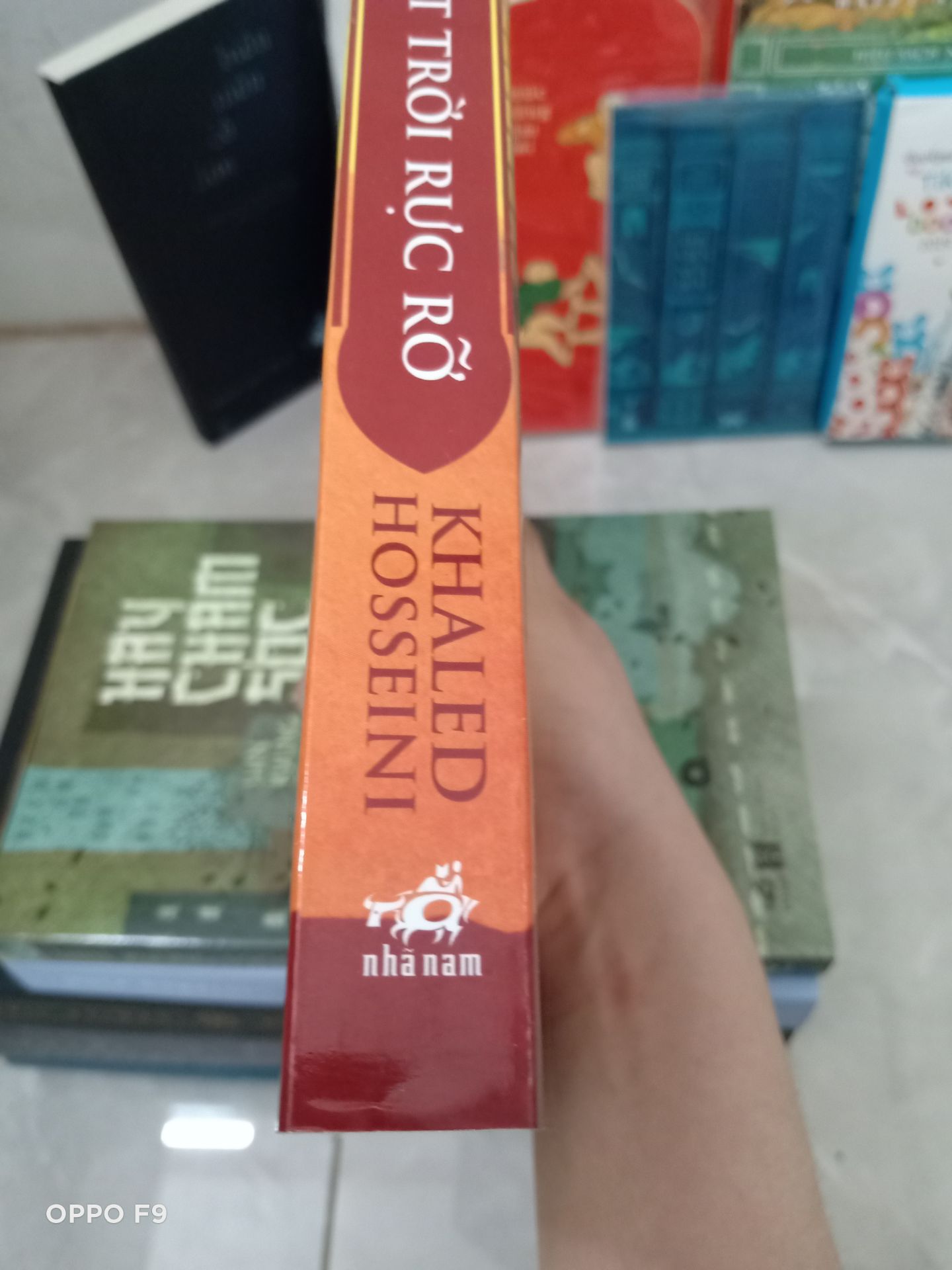 Sách của Nhã Nam rất đẹp, lỗi in thì có thể liên hệ Nhã Nam để đổi được. Quà đầy đủ, sale mạnh. Mình hơi buồn Tiki vì khâu đóng gói rất sơ sài, ko có bọc xung quanh, nên trừ điểm chỗ này. Cũng may mình mua nhiều nên vừa hộp, ko bị lỗi gáy sách mấy, nhưng cũng bị nhăn gáy sách. Khâu vận chuyển cũng làm mình sốt ruột nữa, ko thấy cập nhật gì kỹ lắm, nhưng đợt này giao đúng hẹn. Cuốn này bị nhăn thấy nếp trên bìa luôn nên hơi buồn :(