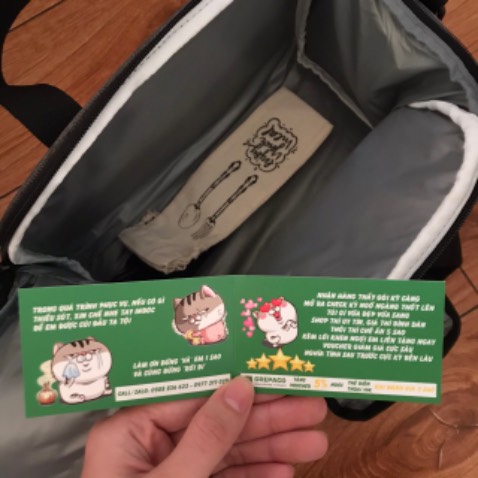 Đường may rất chắc chắn, có tặng kèm đồ đựng đũa muỗng, quá là xịn sò. Rất đáng tiền, mọi người nên mua nhé. 
Sẽ ủng hộ shop lâu dài :)