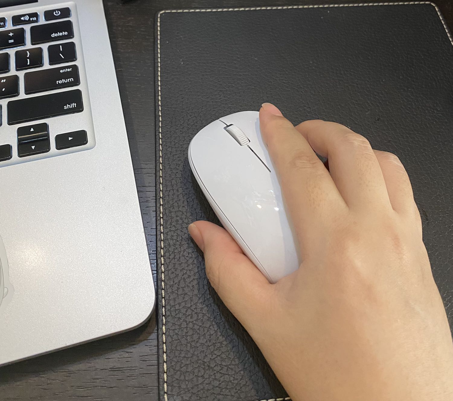 Đẹp, gọn, nhẹ, nhưng vẫn chắc tay khi sử dụng nhé...bạn nào ko ưng chuột dẹp phẳng thì tậu ngay em này, ưng lắm, kết nối nhanh, có sẵn pin duracell lun