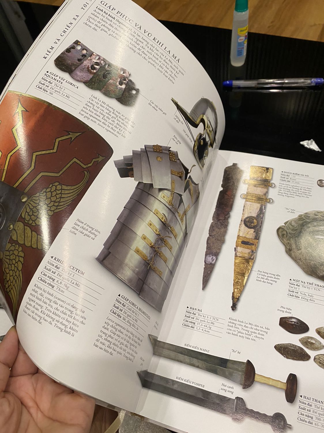 Tki giao hàng siêu nhanh
Nội dung khá phong phú nhưng chữ quá nhỏ, nếu những bạn cận sử dụng sẽ là rắc rồi lớn cho vận động mắt là 1 điểm trừ nặng cho cuốn sách này
Hơn nữa sách có sử dụng  từ địa phương, và nhiều từ còn mang tính chuyên ngành quá ( với học sinh nhỏ tuổi sẽ ko hiểu tường tận câu chuyện được)