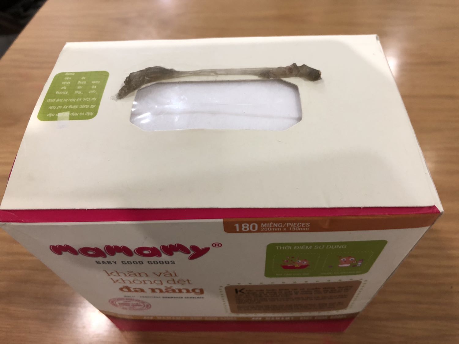 Hộp khăn toàn bụi và rớt mất nắp, chỉ còn keo dính mà cũng giao cho khách hàng được. Không hiểu shop mua bán kiểu gì nữa. Tôi liên hệ Tiki trả hàng nhưng chưa ai nhận cuộc gọi.