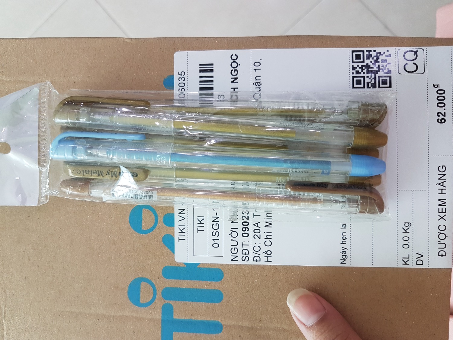 Đồng ý là Tiki giao màu ngẫu nhiên nhưng ít nhất phải là các màu khác nhau chứ.1 bộ 6 cây mà đưa hết 5 cây màu vàng đồng thì làm sao xài đây.