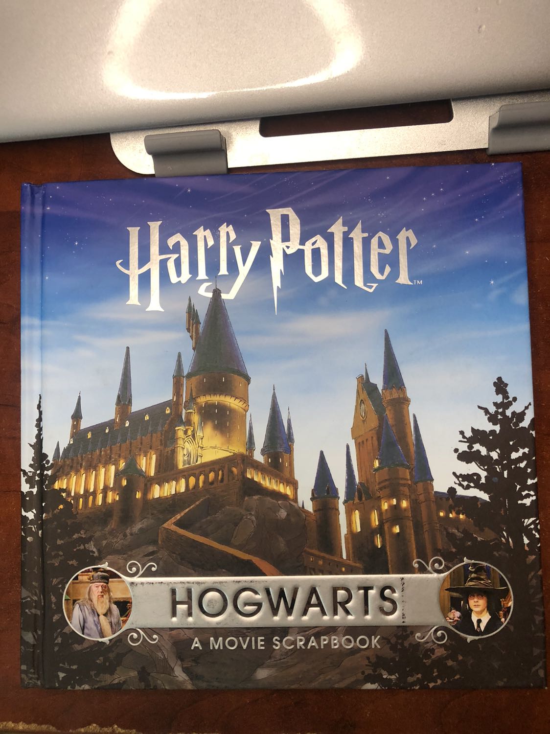 Sách gốc, bản in đẹp, mỏng và nhẹ. Tuy nhiên, lúc khui hộp ra có hơi thất vọng. Sách không được sạch sẽ: bụi bặm, giấy có chỗ dơ, gáy sách có chỗ sờn. Có vẻ như sách đã qua sử dụng và không được bảo quản kỹ.