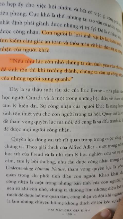 Về nội dung sách rất hay, không làm mình thất vọng. "Hai mặt của gia đình" không những dành riêng cho những người con hay các bậc phụ huynh đang giữ trọng trách lớn lao là chức vị ba mẹ mà nó dành cho tất cả mọi người. 
    
        Có ai trong các bạn từng như tôi khi đặt ra câu hỏi rằng: "Tại sao bố mẹ có tuổi thơ không mấy tốt đẹp, họ là những đứa trẻ chịu tổn thương giờ đây lại làm tổn thương con mình, là chúng ta" và ti tỉ con hỏi bạn từng đặt ra về gia đình hay chính bản thân mình. 
      
        Thì khi đến với cuốn sách này những vấn đề bạn thắc mắc sẽ được gỡ rối. À hóa ra chính những ký ức đầy thương tổn hãy trải nghiệm tuổi thơ đã vô thức tác động rất lớn đến cuộc sống sau này của mỗi người. Nếu vấn đề đó không được nhìn nhận và thay đổi thì có lẽ vòng tròn tuần hoàn ấy mãi không đến hồi kết, truyền hết từ thế hệ này sang thế hệ khác. 

          Với những lời chia sẻ chân thành, văn phòng dễ hiểu của mình Choi Hwang Hyun để đưa đến những thông tin rất bổ ích đến mọi người. Để chúng ta càng hiểu hơn về gia đình, những nguyên lý hoạt động của ký ức tuổi thơ hay cảm xúc thực tại. Khi hiểu thêm về gia đình mình bạn sẽ có thể nối lại sợi dây liên kết lỏng lẻo hay rút ngắn khoảng cách trong gia đình hơn.

 "GIA ĐÌNH LÀ NƠI NỖ LỰC BAO NHIÊU, HẠNH PHÚC BẤY NHIÊU."
 
Tại sao phải nói ừ thì đó là gia đình. Nhưng không có nghĩa gia đình nào cũng là mái ấm, ba mẹ nào cũng là người tốt. Chỉ hi vọng bạn có thể nhận ra những vấn đề của bản thân để không rơi vào vết xe đổ của bố mẹ để sau này không có những đứa trẻ đói khát tình thương.