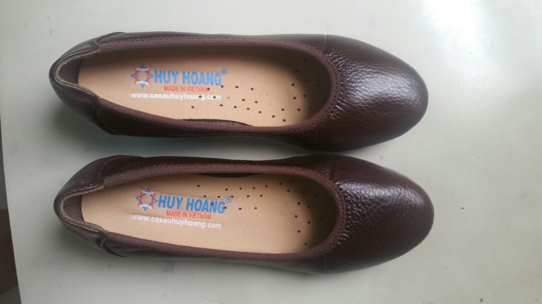 Đường may đẹp, tỉ mỉ. Da mềm, đệm êm, ôm chân đi rất thích, mẫu đơn giản nhưng thanh lịch, sang trọng. Tuy nhiên phần thiết kế bên trong mình nhận có khác so với hình sản phẩm đăng. Shop thay đổi thiết kế mới hay do quên đặt lớp lót bên phần hông giầy vậy? Mình mua đợt giảm giá còn 250k nên như vầy là ổn rồi. Sẽ tiếp tục ủng hộ thương hiệu Huy Hoàng ;-)