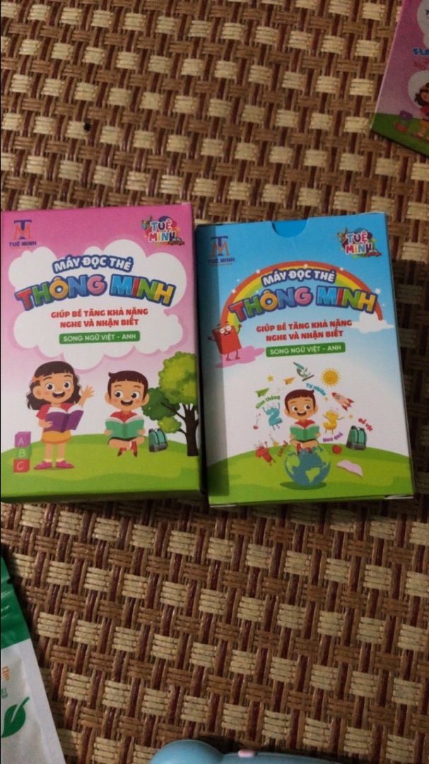 Con mình thường xuyên quên từ vựng khiến mình dạy rất khó khăn nay mua cái máy này cho bé học thử, bé rất thích và thấy bé nhớ từ hơn nữa. Hy vọng bé sẽ học xong bộ này, sản phẩm rất đáng tiền.