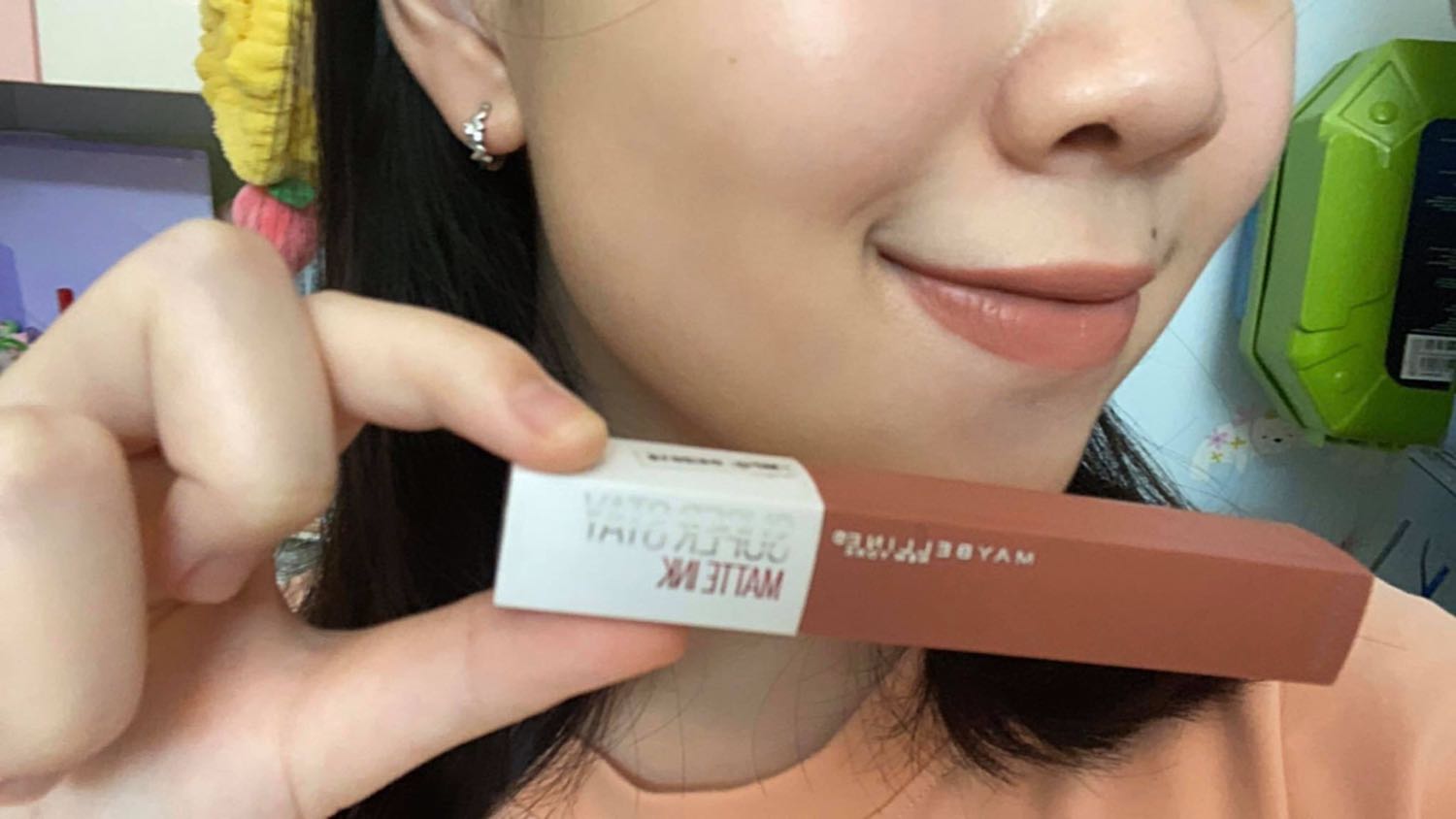 seductress là 1 màu nude cực tây và nhìn cực hút mắt nha. superstay matte ink thì ai cũng biết là cực lâu trôi nhỉ! uống nước thoải mái nha. có điều ăn một bữa tối no nê thì bị trôi là điều đương nhiên. mấy bạn da ngăm ko càn sợ vì nghĩ màu nude sẽ ko tôn da ngăm nha. vì seductress rất hợp với làn da người Việt, da mình thuộc tông trắng nhưng vẫn rất thích