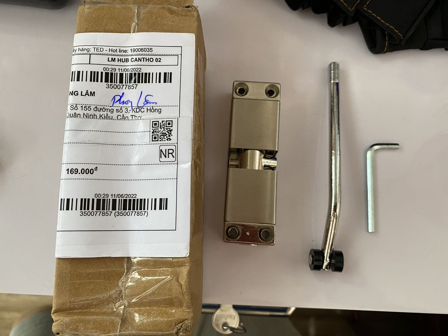 Giao hàng nhanh
Nhưng Thiếu miếng dán ùi shop ơi. 
Ming shop kỹ hơn khi giao hàng. Cảm ơn