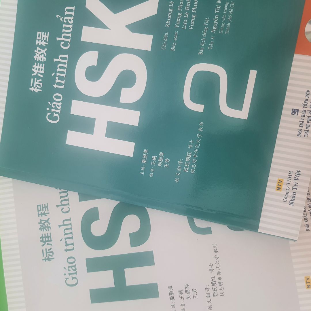 tiki giao hàng nhanh, đóng gói cẩn thận và không bị móp, sách ok, giấy cũg giày, có đĩa nghe kèm theo ở sau sách ngoài ra cũg có thể quét mã qr ở sau sách để lấy file nghe cũg đc nè, học xog bài có thể làm thêm sách bt để ôn lại kiến thức vừa học cũg đc???????
