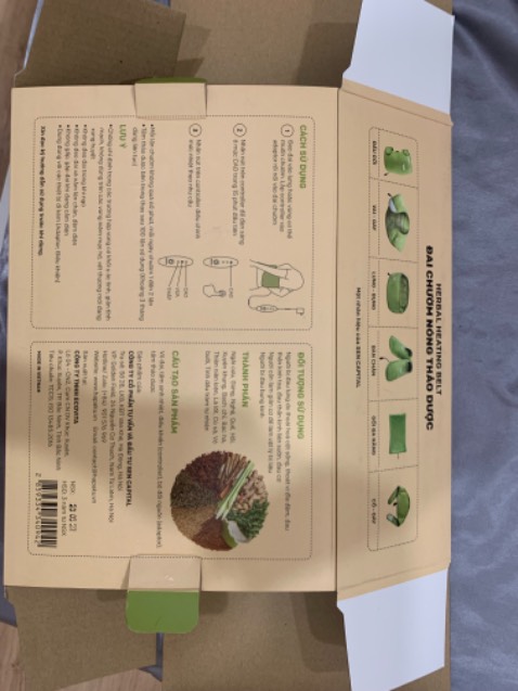 - Màu xanh mát mắt.
- Có thể tháo phần túi thuốc, miếng tạo nhiệt ra để giặt sạch, do phần vải là da lộn/nhung nên mình giặt với sữa tắm, phơi trong bóng râm.
- Nên lấy khăn ẩm sạch, lau phần ngoài trên túi thuốc, giúp sạch bụi bẩn. 
- Nhiệt ở mức cao làm nóng nhanh, nên mình dùng cho 15’ đầu, lát sau mình chuyển sang mức các mức khác (mình dùng chườm bụng, phần da mỏng).
- Gối chườm quà tặng kèm theo: bỏ lò vi sóng như hướng dẫn, nóng lâu.

Tóm lại: nên mua nhé, mình sẽ trải nghiệm thêm những sản phẩm khác.