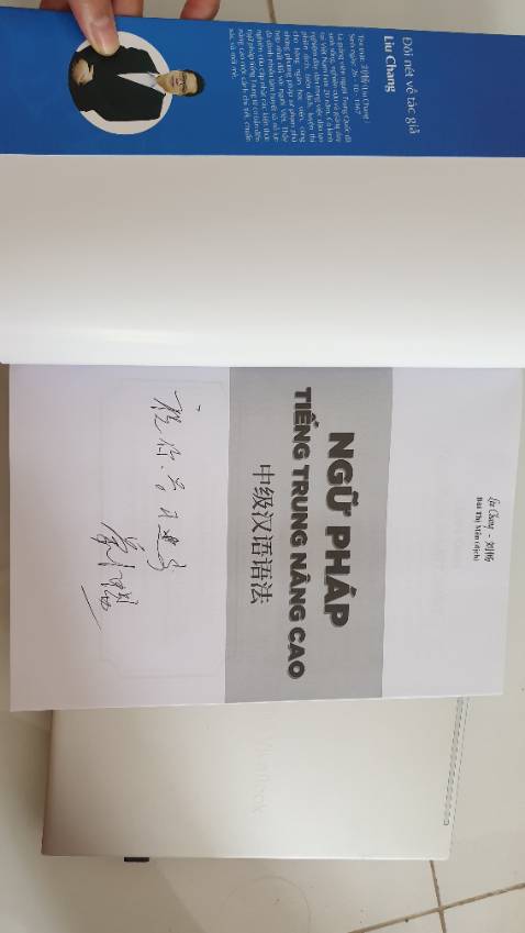 Sách được laoshi ký tặng nữa, mình nhìn sơ mục lục thấy khá chi tiết, đào sâu vào vấn đề, có hệ thống bài tập mở rộng. Giao hàng có hơi lâu do mình đặt trúng vào dịp nghỉ lễ, tuy nhiên sách vẫn đẹp do được quấn bóng khí cẩn thận.