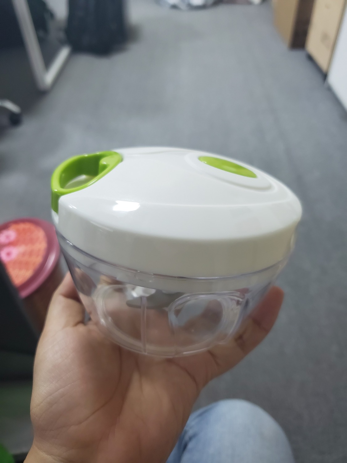 Sản phẩm đẹp y hình và cực kì tiện lợi, dễ vệ sinh. Mình dùng để xay hành, tỏi, sả, ớt thì thấy rất ưng ý, mình chưa thử với thịt. 
Mình cũng đọc kỹ review lắm mới mua, vì trên mạng có nhiều chỗ giá chỉ bằng 1 nửa. Sau khi sử dụng thì lần thứ 2 mình đặt những 5 cái để tặng cho gia đình, bạn bè luôn :D