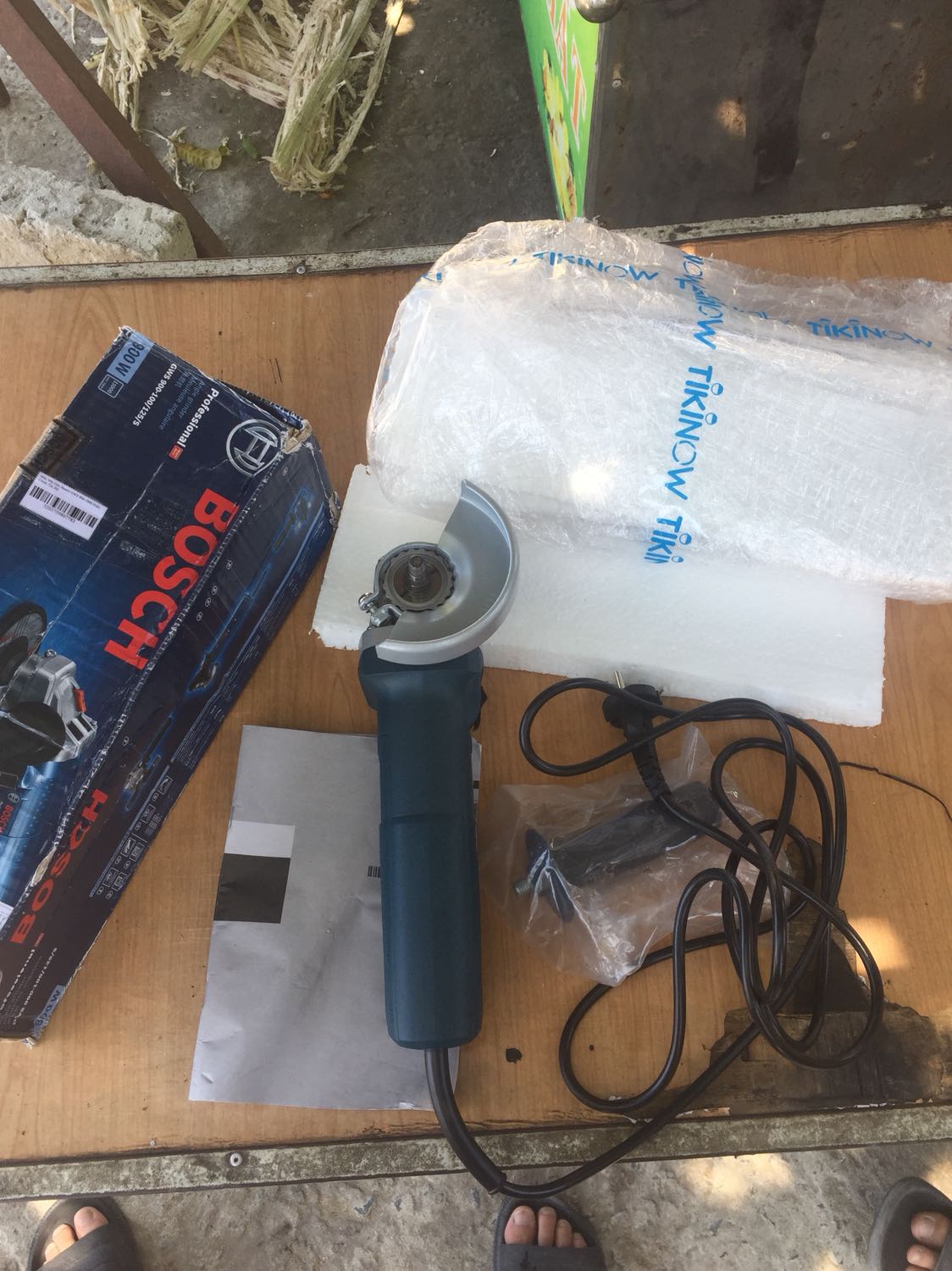 Mình vừa nhận hàng từ shiper. Đã đặt ship cod nhưng bạn shiper không đồng ý cho kiểm tra hàng trước khi trả tiền. Khi mình thanh toán xong mở hộp kiểm tra thì chỉ có máy. Miếng bảo vệ và tay cầm phụ, không thấy bộ bắt đá mài và tay siết, phiếu bảo hành . Bây giờ mình phải làm sao để lấy đủ phụ kiện đây shop ơi.