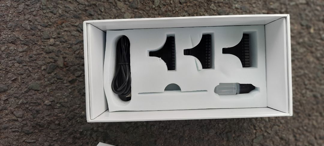 Máy bị trầy, có vẻ như hàng tồn kho, không vừa ý lắm.