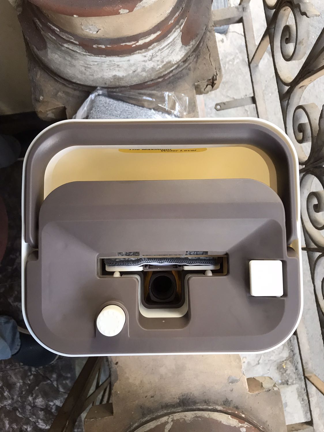 Sản phẩm dùng tốt, đẩy rất sạch, nền có bụi cũng đẩy tuốt, đỡ phải quét. 
Bà con ai mua về dùng nên đẩy một chiều chứ đừng đẩy tới rồi kéo lùi nhé, như cách đẩy của bác thợ lau kính ấy!