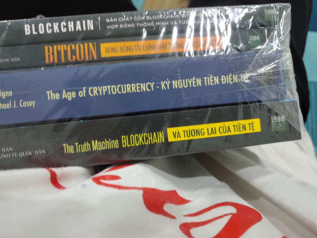 mình mua 4 cuốn này để muốn biết thêm về Bitcoin về tiền điện tử về tương lai của nó hy vọng sẽ được như kỳ vọng