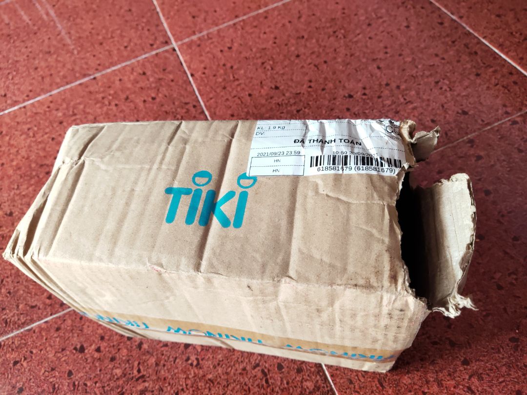 1 sao vì đơn hàng trễ hẹn tới 2 lần dù thời điểm mình đặt hàng đã hết giãn cách. Gửi *** lần 2 không được tiki phản hồi. Nhận sách thì hộp rách, sách bị nát góc, gáy sách méo rất nhiều.