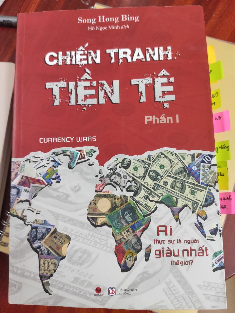 Cuốn sách hay nhất mình từng đọc về chủ đề tài chính tiền tệ. Chiến tranh tiền tệ ko chỉ nói về nguồn gốc và sự ra đời của các ngân hàng ở châu Âu, World Bank hay IMF mà còn giải thích cặn kẽ quá trình phát hành, bản chất và những vấn đề xoay quanh đồng đô la Mỹ. Vì sao đồng đô la Mỹ lại là đồng tiền có sức mạnh bậc nhất thế giới, bí mật đằng sau những cuộc khủng hoảng kinh tế, và nguyên nhân của những cuộc chiến tranh người ta cứ ngỡ là do khủng hoảng chính trị. Tác giả đã phơi bày vai trò của kinh tế trong dòng chảy lịch sử, hay nói cách khác là mối quan hệ mật thiết giữa kinh tế vs. chính trị. Liệu kinh tế là động cơ hay mục tiêu cuối cùng của chính trị? Qua Chiến tranh tiền tệ, góc khuất của nhiều sự kiện cũng được hé lộ. Vì sao tỷ lệ tống thống Mỹ trong TK 20 trở về trước qua đời còn cao hơn tỷ lệ rơi máy bay? Vì sao chiến tranh Việt Nam lại kết thúc? Mối quan hệ giữa đồng USD và dầu mỏ là gì? Hoặc đơn giản vì sao các nước giàu thì mãi giàu còn các nước nghèo sẽ mãi nghèo.
Tất cả câu trả lời đều nằm trong Chiến tranh tiền tệ. Rất phù hợp với các bạn có background là Kinh tế và cũng yêu thích lịch sử hiện đại, một cuốn sách vừa nghiên cứu, vừa kể chuyện.