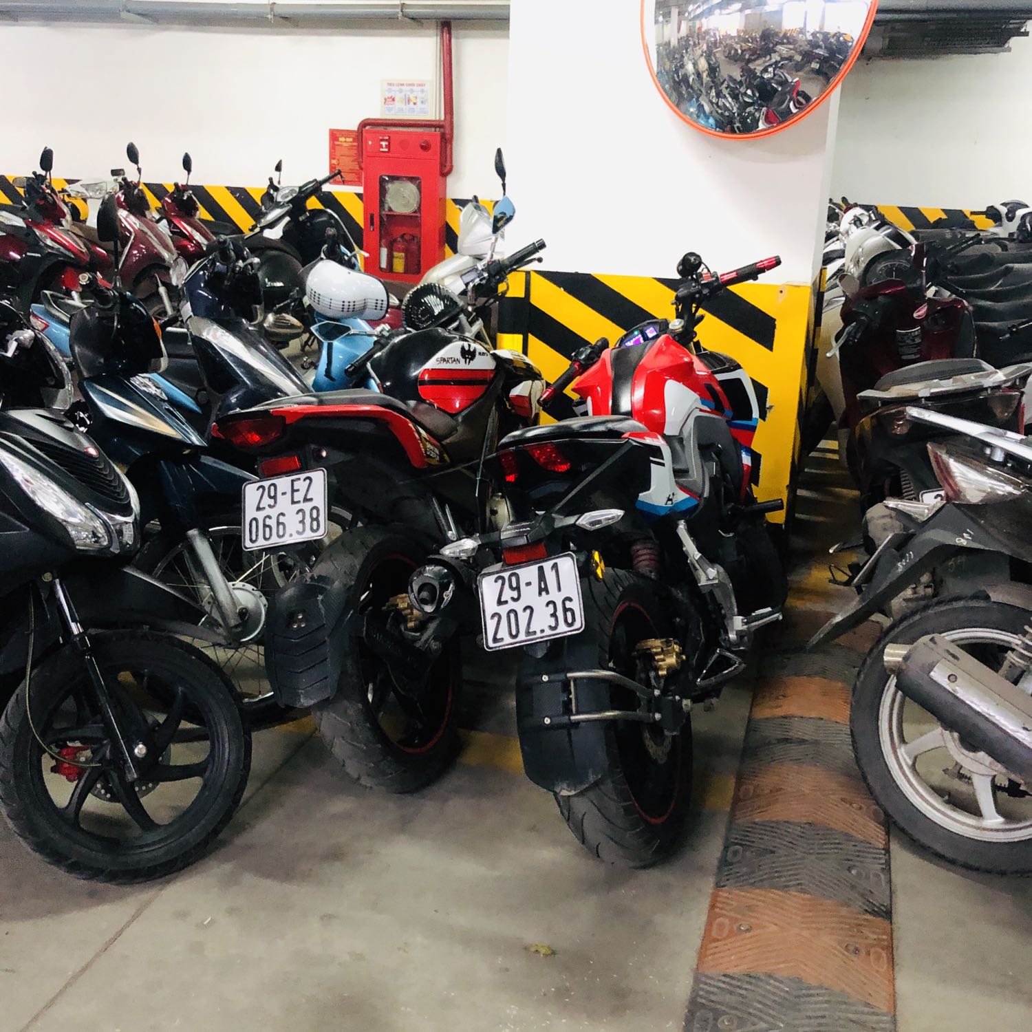 Dùng rất sạch, tuy nhiên mọi người nên lên youtube xem cách hướng dẫn làm sạch sên
B1 xịt chai làm sạch lên
B2 chờ 5-10p rồi cọ bàn chải, xong dùng vòi áp lực cao xịt sạch sên
B3 chạy không tải cho xích nóng lên chút
B4 chờ xích khô rồi xịt chai bôi trơn