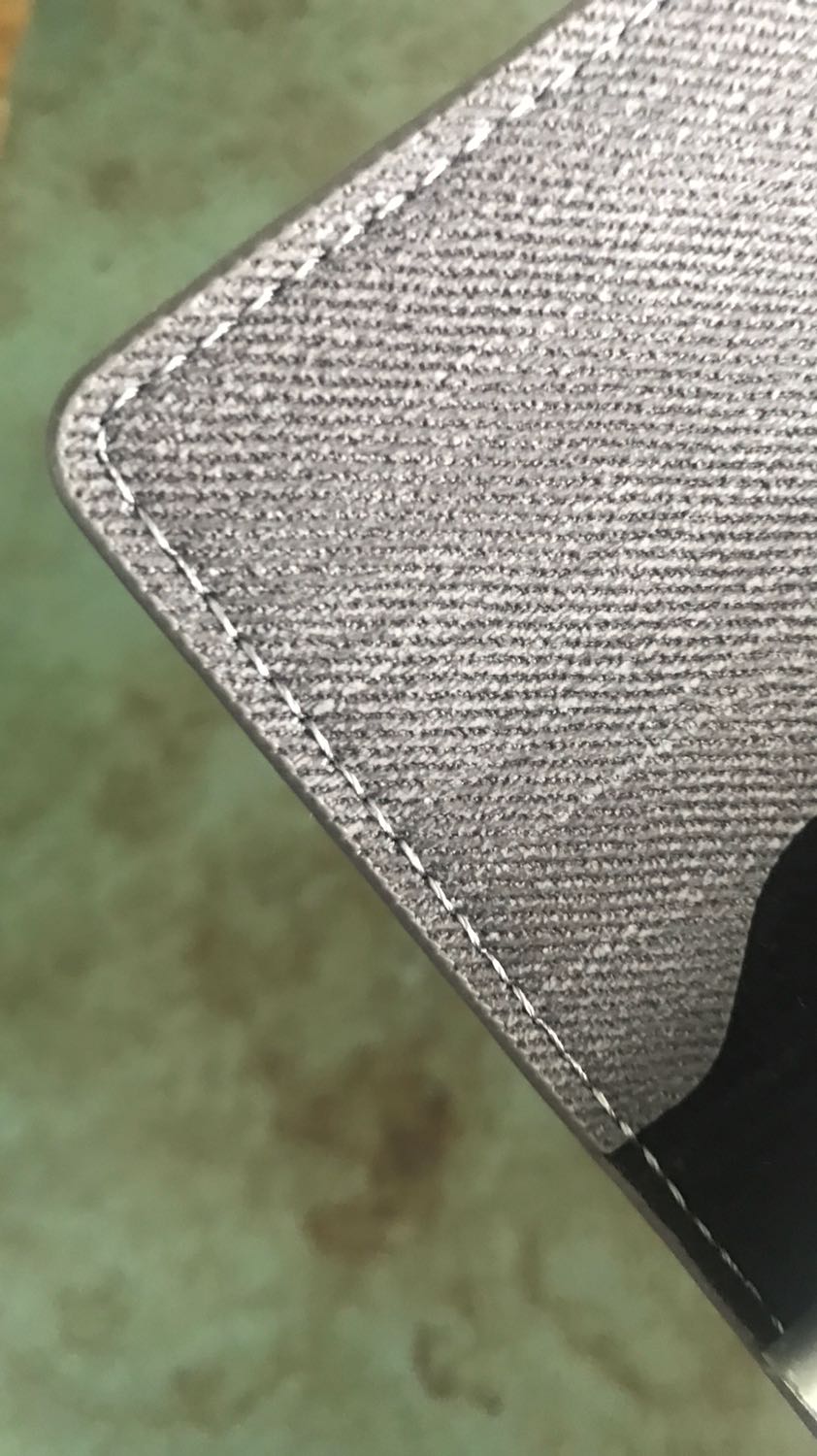 Ví thẻ thiết kế đẹp quá. Mới nhận được hàng đẹp quá nên post luôn đánh giá tiện thể săn xu. Phần da đường may chắc chắn trông hài hoà và đẹp. Phần hộp nhôm đựng thẻ sáng và đẹp. Vỏ hộp rất dày không lo móp méo, để thẻ vào khỏi lo hư hỏng gẫy gập luôn. Ở phần vỏ da cũng nhét thêm được tiền và giấy tờ nữa. Sản phẩm rất tiện dụng.