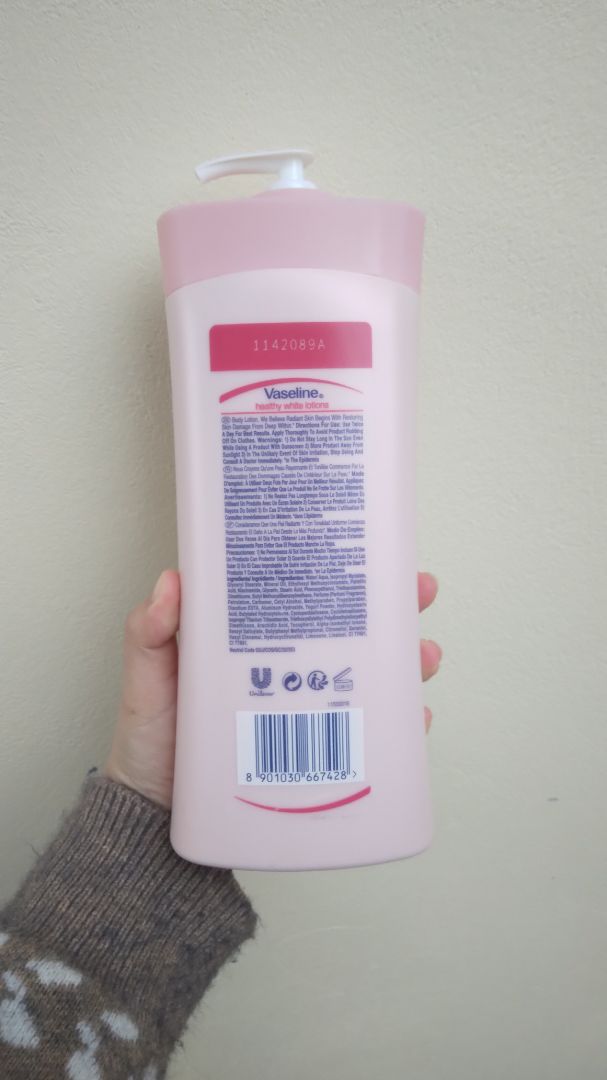 mình mới nhận hàng lúc trưa ạ , xin lũi vì lúc mình gỡ băng dính thì hỏng luôn cái nhãn 😀. Shop đóng gói cẩn thận lắm ạ , chai to ú ụ luôn ,không biết dùng bao giờ mới hết nữa . Mình khum biết check thật giả ra sao ,nhưng mà *** thử rất thích ,không bị kích ứng . Chất kem màu hồng , dễ thấm lắm ạ , mùi thơm cũng thích nữa . Mong là mình sẽ không bị lên nhiều lông 😃. Tóm lại thì xịn , đáng mua nha ,với mức giá này thì ổn đó ạ .