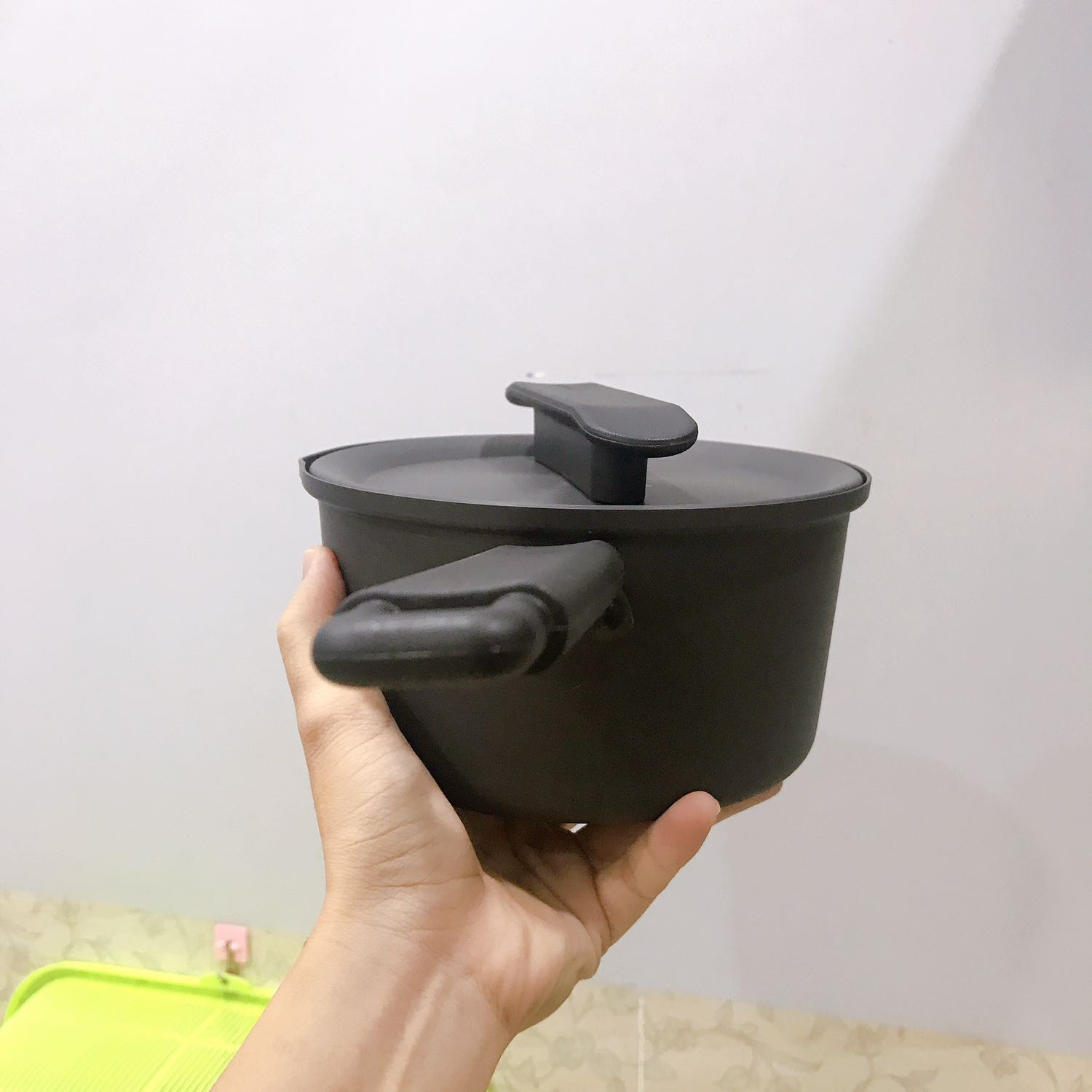 Bộ nồi này không dùng được bếp từ, bếp hồng ngoại hoặc bếp gas dùng ok. Điểm cộng là kiểu dáng nhỏ gọn, đẹp mắt, có nắp tiện lợi, thiết kế nắp đẹp.

Điểm trừ là tay cầm bị lệch. Với lại khi nấu, tay cầm cũng ăn nhiệt, rất nóng, nên cẩn thận khi sử dụng. Đáng lẽ nên làm tay cầm cách nhiệt.