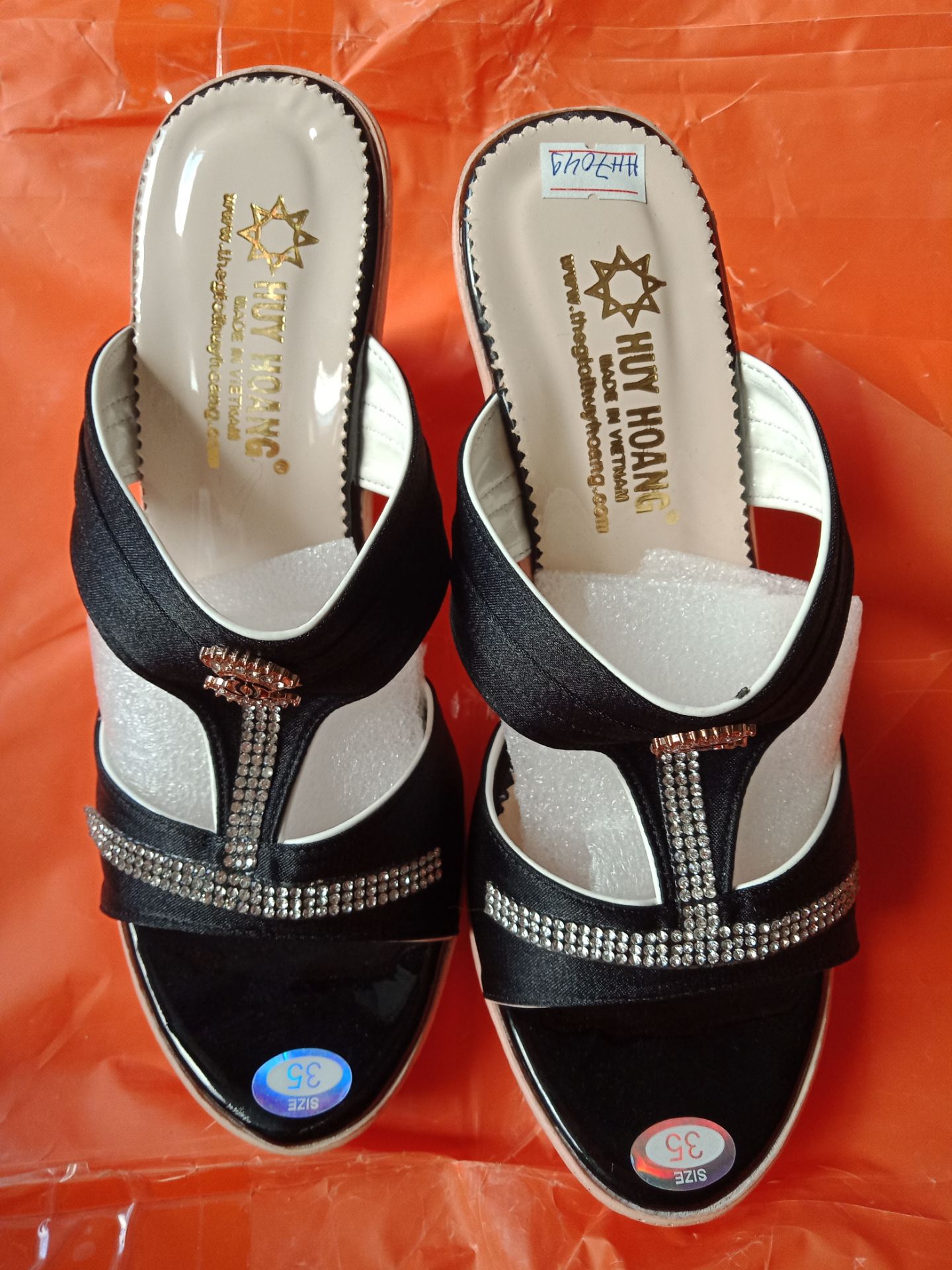 Dép đẹp rất nhẹ, mang không đau chân thử đi vài vòng trong nhà rồi thấy rất ổn