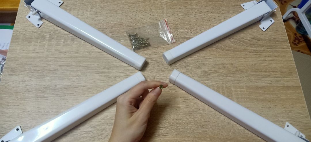 Nhận được bàn mới biết phải tự lắp ráp chân bàn, bàn bị mẻ 2 chỗ, chờ 11 ngày mới nhận được hàng, Tiki nên thay đổi đơn vị vận chuyển khác thay cho J&T để đảm bảo chất lượng hàng hóa khi vận chuyển và thời gian giao hàng, chưa thấy chỗ nào giao hàng lâu như vậy luôn á