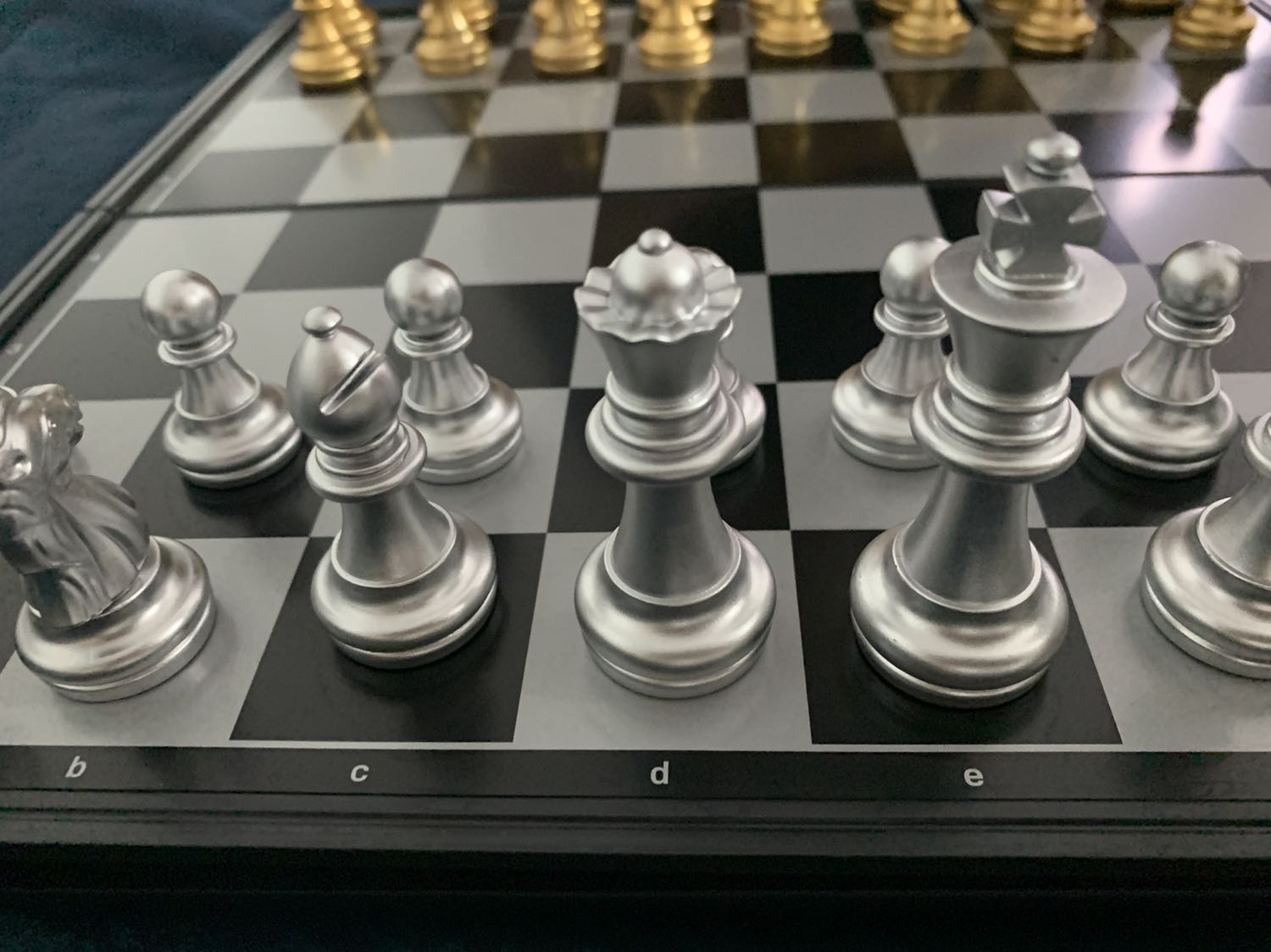 sản phẩm xuất sắc lắm ạ. Mình vừa đặt là tikinow giao chưa tới 2 tiếng đã nhận được rồi.
Mở ra cực kì háo hức và hài lòng, quân cờ khá là tinh xảo so với mức giá, nam châm hút tưởng nhẹ nhưng mà rất chắc chắn luôn. Lật tới lật lui cũng ko bị rớt ra. 
Highly recommend mng nha❤️