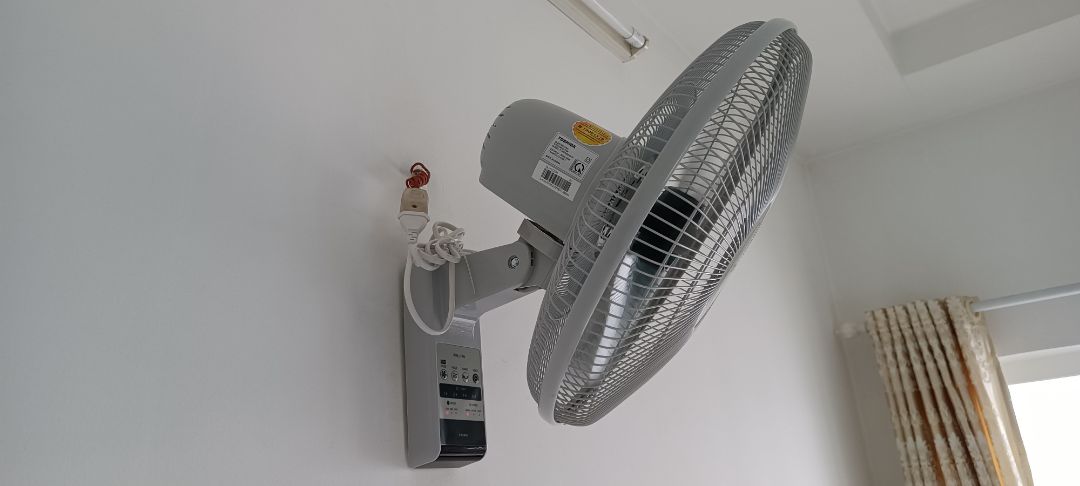 Thùng đóng gói móp méo. 
Quạt chắc chắn, nhìn hơi cổ cổ. 
Quạt mát nhưng số 1 thì đỡ ồn, số 2-3 khá ồn. không phù hợp để phòng ngủ. 
Remote thiết kế rất *** ngốc nghếch, không có nút Power riêng biệt mà tích hợp luôn vào nút Speed. Nếu đang bật quạt số 1 thì phải bật lên số 2, số 3 rồi mới tới số Tắt quạt. 
Có lẽ do mẫu quạt này cổ nên cũng không tự ghi nhớ chế độ hoạt động trước nên sau khi tắt quạt (đang để chế độ quay) bật lại thì quạt đứng yên, phải bấm thêm nó Swing thi quạt mới quay. 
Tóm lại, quạt này xài khá phiền và có cảm giác khó chịu do thiết kế điều khiển khá ngốc. Thùng đóng gói móp méo. 
Quạt chắc chắn, nhìn hơi cổ cổ. 
Quạt mát nhưng số 1 thì đỡ ồn, số 2-3 khá ồn. không phù hợp để phòng ngủ. 
Remote thiết kế rất *** ngốc nghếch, không có nút Power riêng biệt mà tích hợp luôn vào nút Speed. Nếu đang bật quạt số 1 thì phải bật lên số 2, số 3 rồi mới tới số Tắt quạt. 
Có lẽ do mẫu quạt này cổ nên cũng không tự ghi nhớ chế độ hoạt động trước nên sau khi tắt quạt (đang để chế độ quay) bật lại thì quạt đứng yên, phải bấm thêm nó Swing thi quạt mới quay. 
Tóm lại, quạt này xài khá phiền và có cảm giác khó chịu do thiết kế điều khiển khá ngốc.