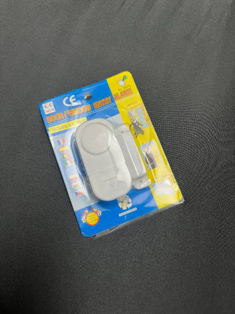 Kêu muốn banh cái nhà kaka
Rất phù hợp cho nhà nào đi xa, gắn cửa lỡ có trộm vô mở cửa thì hàng xóm cách 3 nhà vẫn nghệ đc.
Nhà nào cũng nên sắm ít nhất 1 cái ạ
Giá rẻ mà có sẵn 3 cục bin bên trong luôn