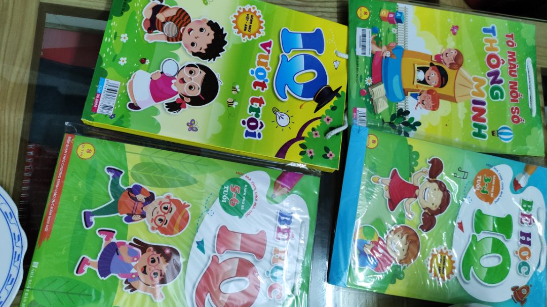 mua lúc giá tốt.1 gói trong cái túi giấy có 8 quyển.sách chất lượng tốt.