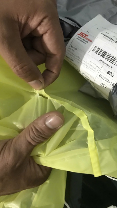 Mua 2 cái, giao sp rách hết 2 cái.
Độ dày trung bình đổ lại ( dày hơn loại áo mưa tiện lợi 10k/cái xíu) chứ không phải SIÊU DÀY.