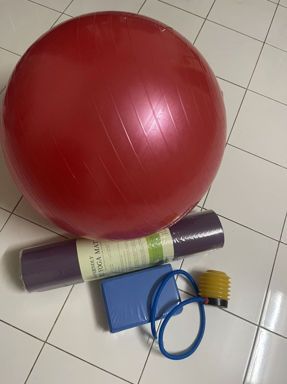 Bóng có kèm dụng cụ bơm hơi rất tiện lợi. Độ đàn hồi cao. Dày dặn. Nói chung rất ưng ý . Cho 10 điểm