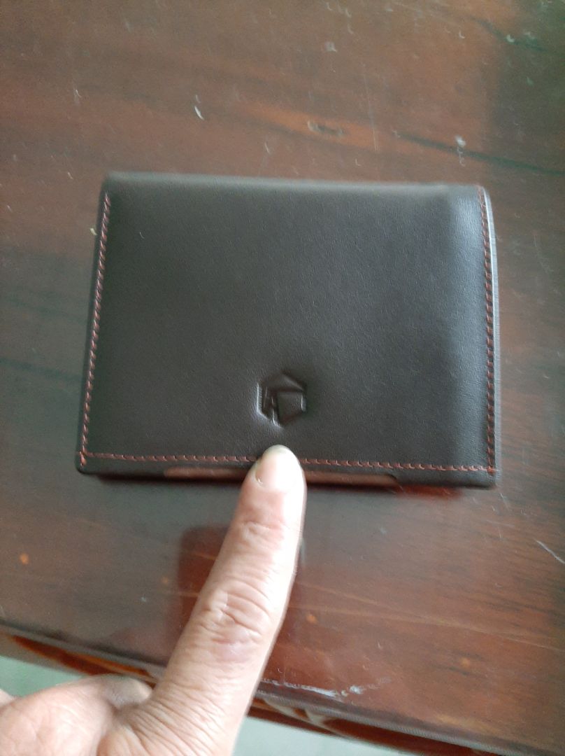 hàng quá tệ, treo đầu dê bán thịt chuột. hình ảnh đăng hàng thật mà bán thì hàng nhái. xem hình ảnh hàng tôi mua nha,ko giống tý nào, mỏng hơn tờ giấy, và ko có hàng chữ thương hiệu như hình nhé.hay tẩy chay shop anh nhé.