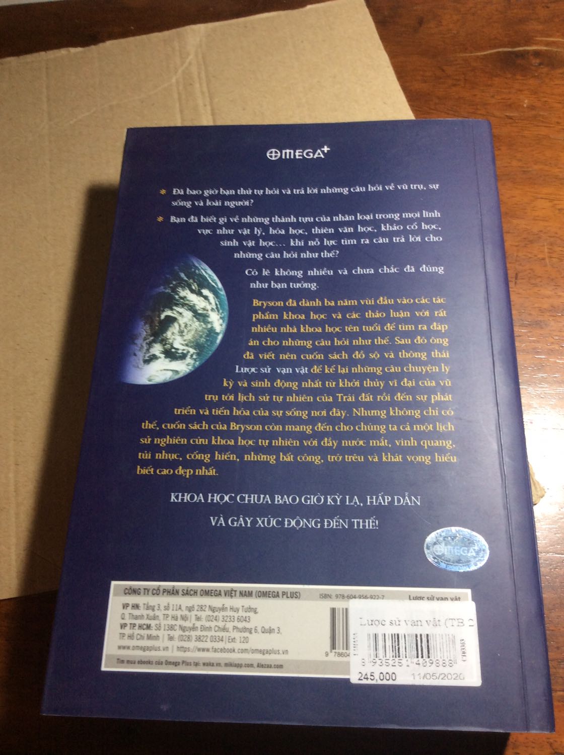 Sản phẩm có chút lỗi nhưng đối với hàng sale thì chất lượng tốt rồi. Một cuốn sách đáng đọc, vì tâm huyết của một người vốn không biết gì về thế giới, nỗ lực để tìm hiểu về thế giới, miẹt mài trong 3 năm trời để viết ra một cuốn sách súc tích lẫn nội dung và cảm xúc. Cuốn sách không hề khô khan, bạn sẽ được dòng tâm huyết của tác giả cuốn đi trước sự hình thành của vạn vật từ vũ trụ bao la nảy sinh từ hư vô cho đến ngôn nhà xanh thân yêu Trái Đất của chúng ta