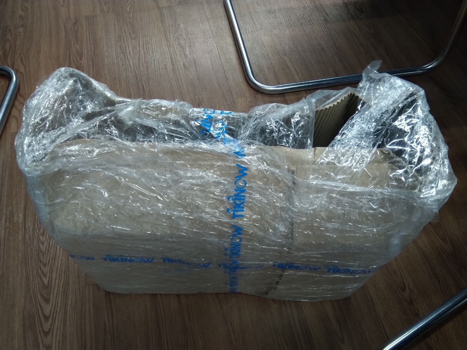 - Mua hàng ở Tiki một số lần thấy điểm mạnh của Tiki là khâu đóng gói, tuy nhiên lần này thì rất thất vọng, đóng gói rất cẩu thả làm móp méo hộp sản phẩm.
- Sản phẩm quá nhiều bụi bẩn, thế này mà mang đi tặng thì mang tiếng quá.
- Hàng đúng như hình, đúng chất Bruder.
Đề nghị Tiki cho đổi sản phẩm khác chứ bẩn thế này mang đi tặng mang tiếng lắm. Không lẽ tháo tung ra lau thì mất thời gian quá.