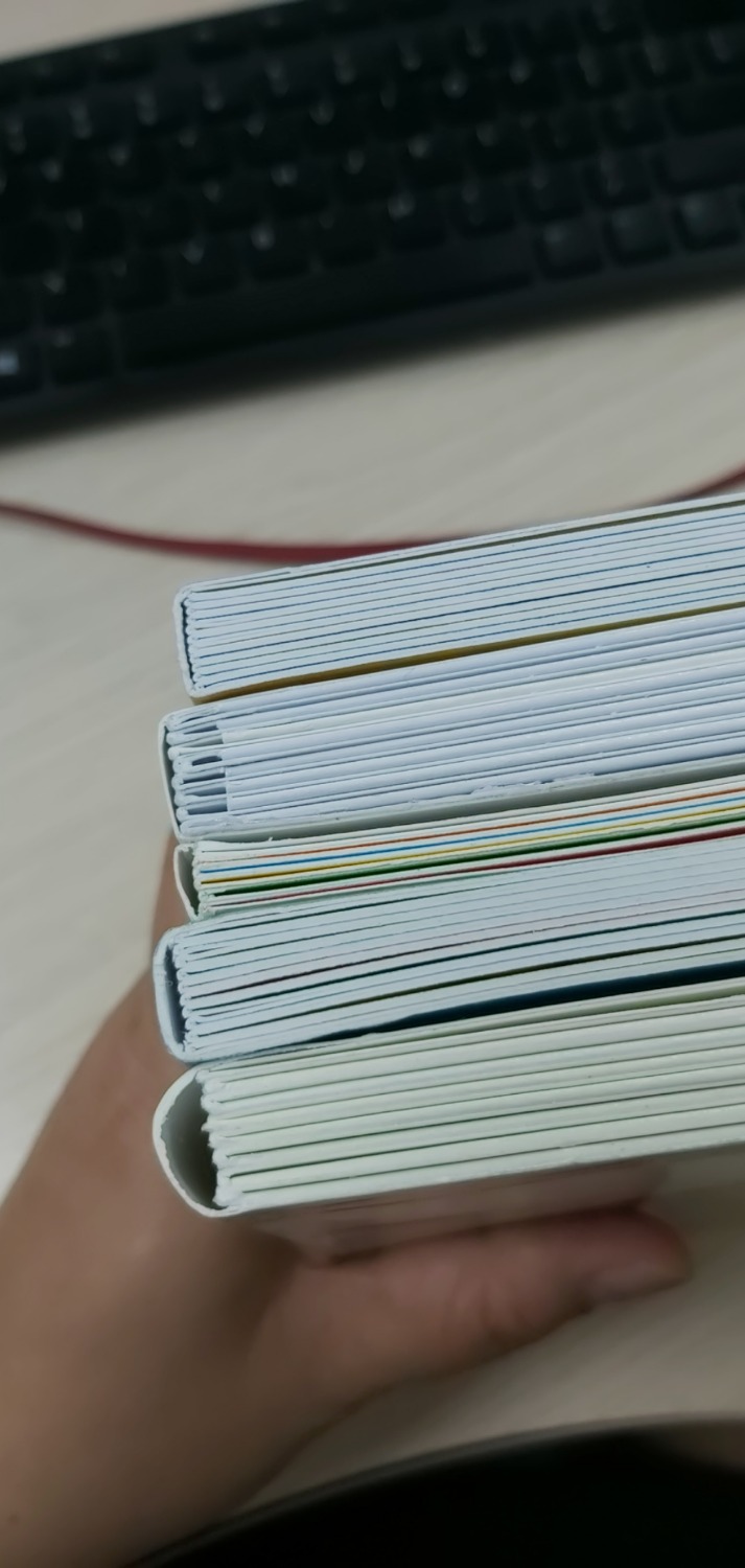 Bộ sách với nội dung và hình vẽ siêu dễ thương, phù hợp cho các bé trên 4 tháng.
Con mình nay 2 tuổi vẫn thích, vẫn đòi xem hàng đêm, dù đã thuộc lòng từng hình từng trang.
Đây là lần thứ 4 đặt bộ này, để cho bé con và tặng quà.
-
Tuy nhiên chất lượng sách lần này hơi tệ, gáy sách dán keo không chắc, mới mua về đã bị bung rời chứ không sát. Bé lật vài lần, e bung rớt hết.