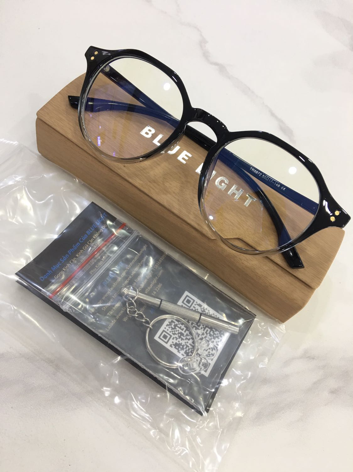 Kính rất đẹp, nguyên hộp và được tặng kèm vít để vặn ốc. Mình rất hài lòng!