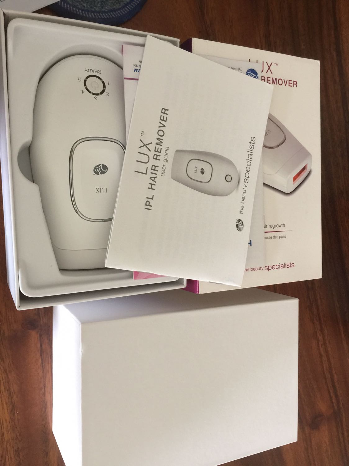 Minh đặt vào khoảng 15h hôm qua (12/09/2019), sáng nay 9h (13/09/2019) mình nhận được hàng. Nhưng khi mở ra thì phát hiện sản phẩm đã qua sử dụng vì đầu máy bắn nhiệt đã bẩn và lưỡi dao có rất nhiều lông. Tiki giải quyết vụ này nhanh chóng giúp mình