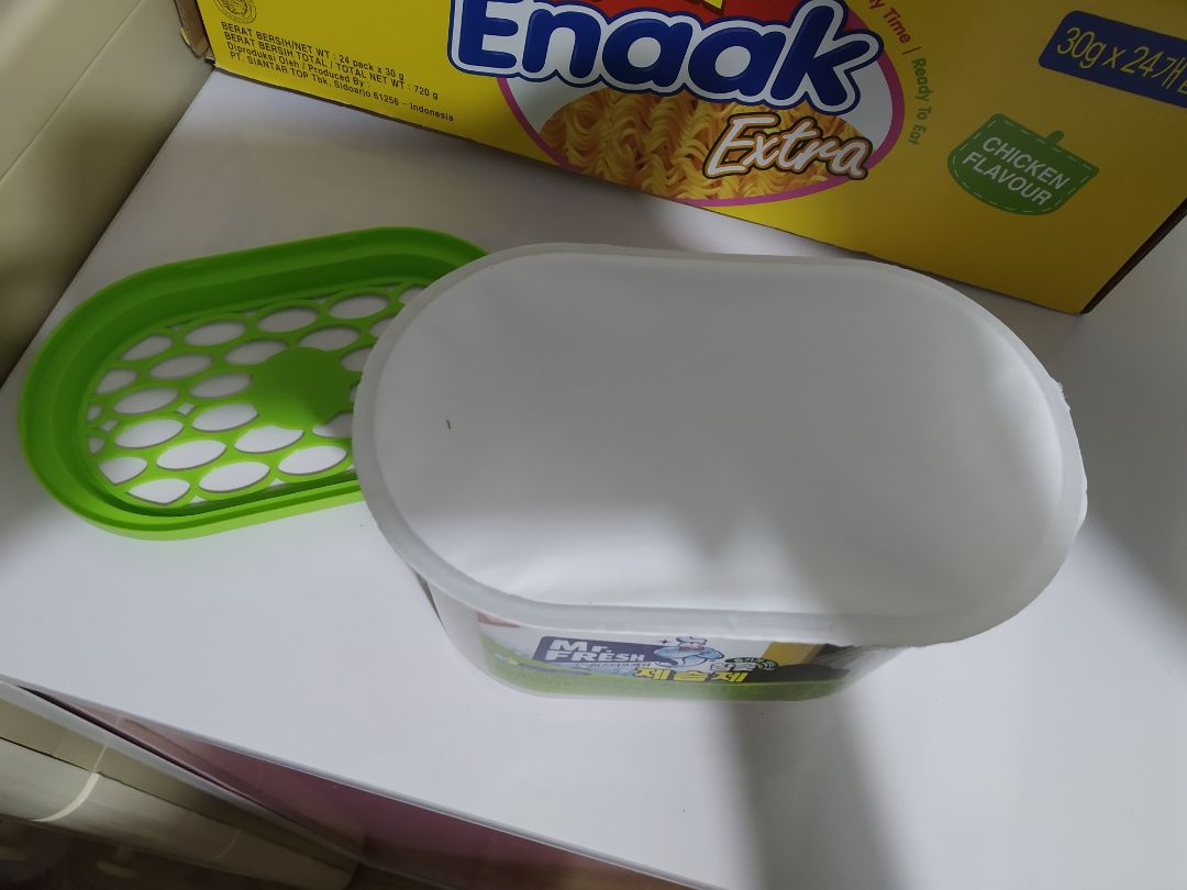 Sản phẩm giống hình, to hơn mình nghĩ nên chắc sẽ xài được lâu. Cho mình hỏi sau khi lột lớp kiếng phía trên thì mặt hộp vẫn còn lớp giấy thế này. Cái này có cần lột lên luôn không hay như vầy là sử dụng được rồi?