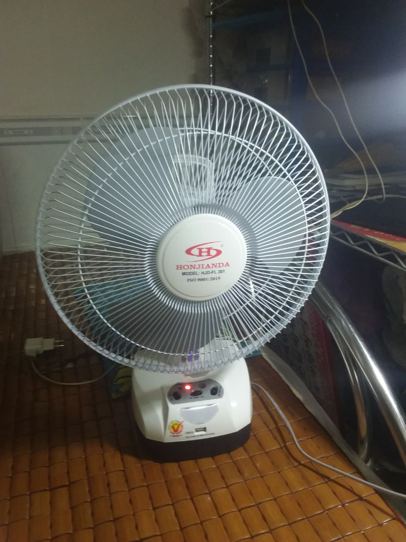 hàng đẹp chất lượng cao công suất mạnh quá trừng luôn , usb đúng chuẩn sạc nhanh, treo được trên tường hoặc sài để bàn luôn, có 2 chế độ là sài pin và vừa sài vừa sạc , đóng gói tốt , an tâm, quạt hay nên mình cho shop 5 sao luôn